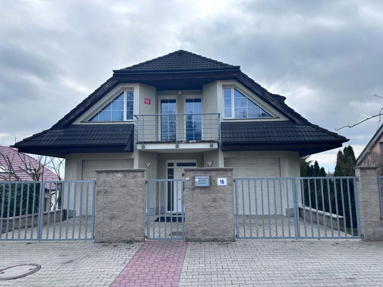 Diamondvilla, 4 Bedroom Apartment, Garden & Spa Прага Екстериор снимка